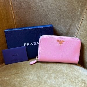 👛Prada zip around wallet in light pink👛